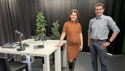 Alieke van Dijk and Robin van Emmerloot in a podcast studio