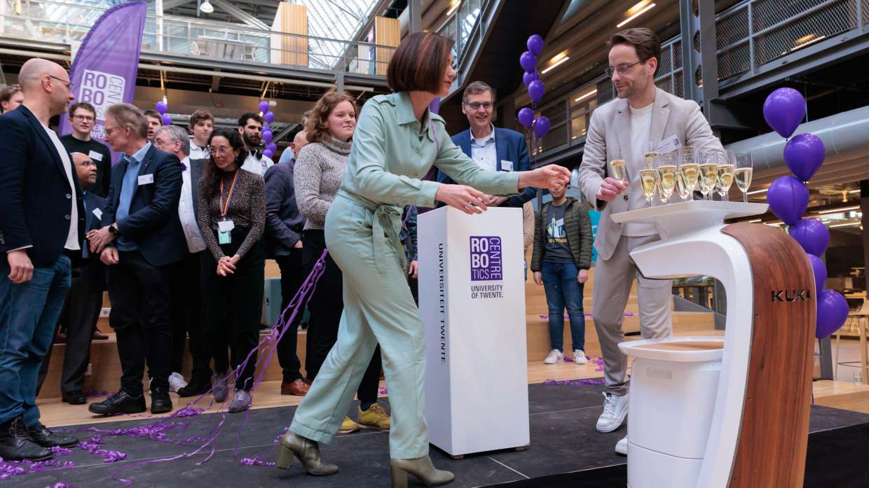 Robot deelt champagne uit