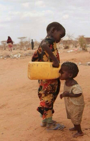 broertje geeft zusje water uit cherrycan