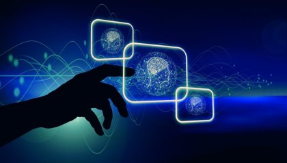 hand raakt virtuele knopjes aan