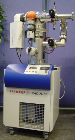 Vacuum pump with RGA