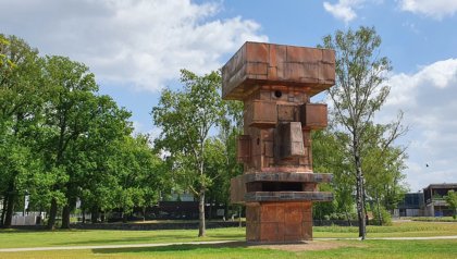 Artwork The Head unveiled at University of Twente campus