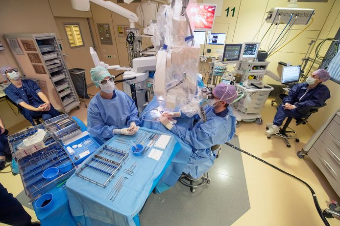 Ook in de operatiekamer kijken coassistenten al mee in het oor door met een 3D-bril naar een scherm te kijken.