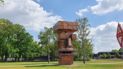 Kunstwerk The Head onthuld op campus Universiteit Twente