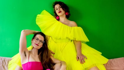 Photo by Marie Lotte Hagen and Nydia van Voorthuizen. The creators of Damn, Honey and their theatre show Zelf weten.