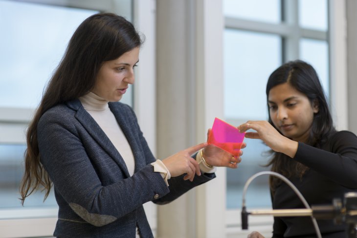 Rebecca Saive met rood solar reflector materiaal
