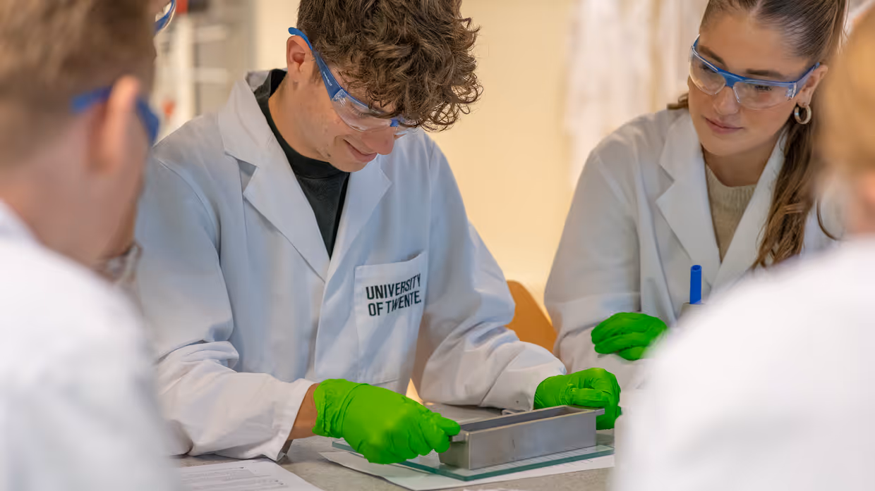 Aantal leerlingen druk bezig met practicum