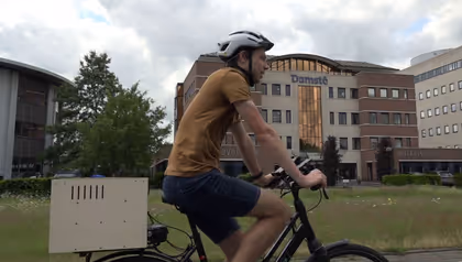 With a computer on your luggage carrier you will soon be cycling more safely