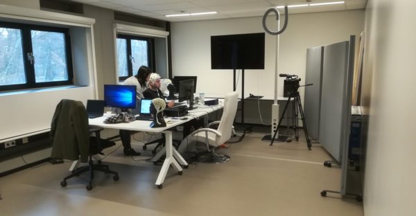 Researcher conducting an experiment with EEG.