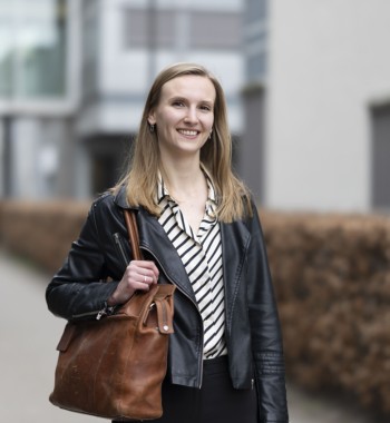 Chemical Science & Engineering alumnus Julia van de Universiteit Twente lacht in de camera.