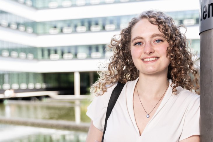 Student Hannah on the campus of the University of Twente