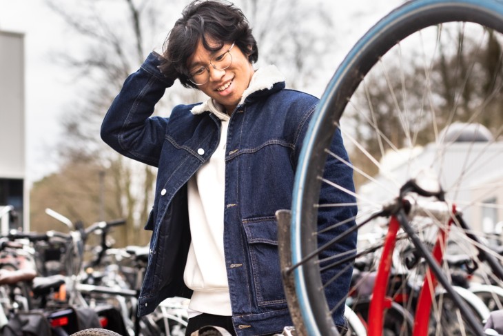 Wisang looks at a overturned Swapfiets.