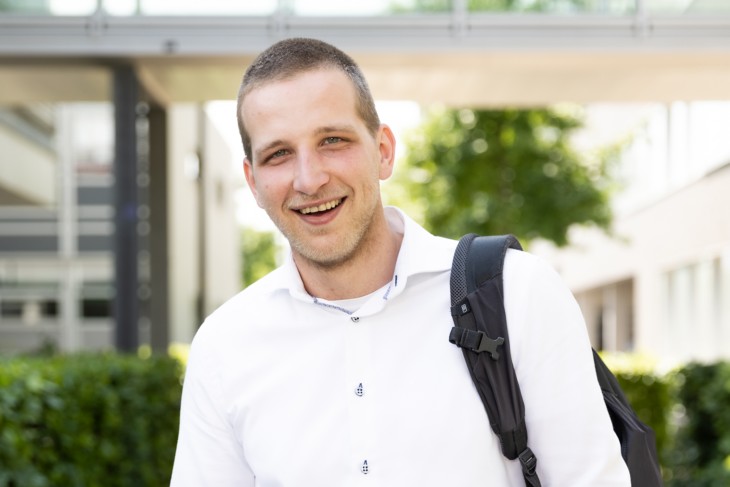Student Walter lacht in de camera