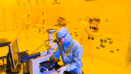 medewerker in cleanroom