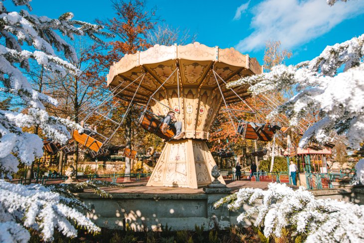 Een zweefmolen in de Winter Efteling.