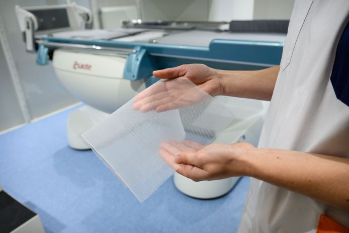 Het synthetisch materiaal waarmee de dokters de endeldarm ophangen aan de wervelkolom. Het lijkt op een sinaasappelnet.  

Editie:   Oldenzaal
Fotografie: Cees Elzenga/hetoog.nl 
CE20240201