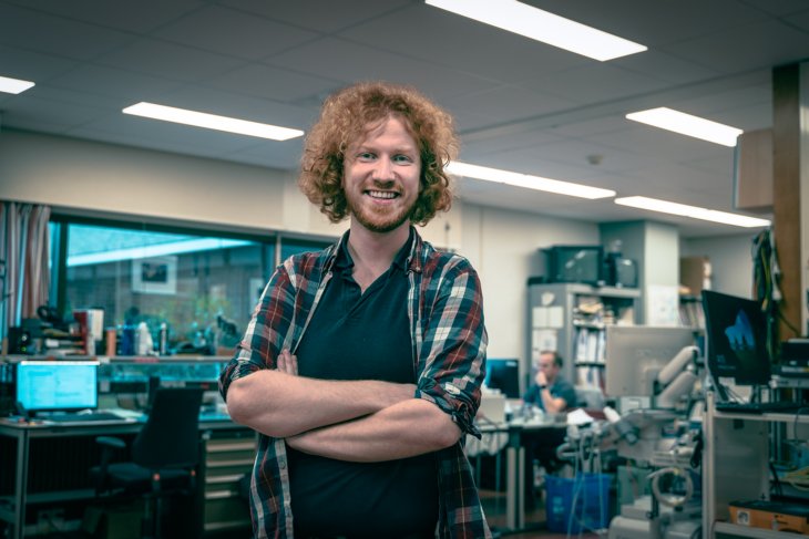 Biomedical Engineering alumnus Ben lacht in de camera.