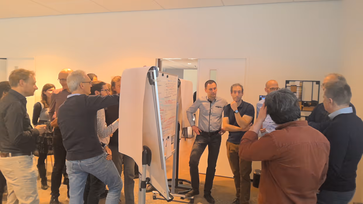 mensen discusieren rond flipovers