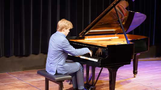 Pianist Alexander Jansen 17-10