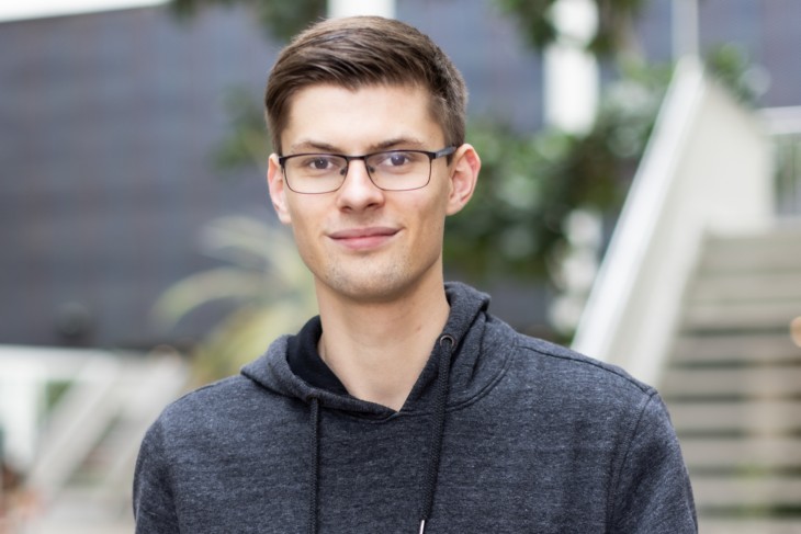 Student Bart op de campus