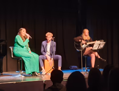 Amalie Zeraïria- vocals, Luuk van der Werf - vocals & percussion, Nienke Rasch - guitar : performing 3 songs: When you're gone, Impossible, All I want