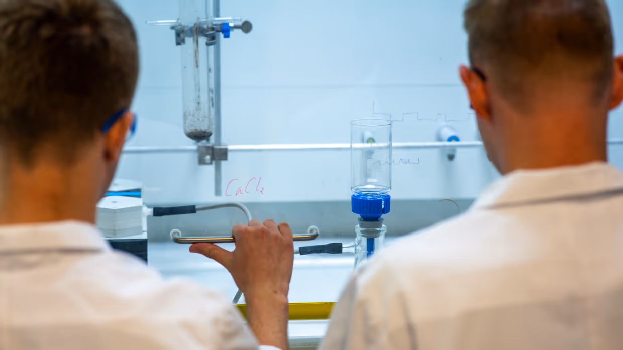 Twee leerlingen die practicum uitvoeren