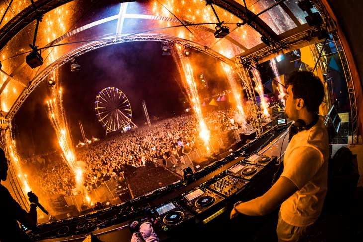 Een DJ draait een set op Freshtival op het Rutbeek.