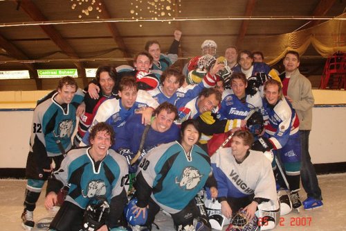 Wing Yan met haar ijshockeyteam van the Slapping Studs