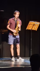 Emile van der Veer - Saxophone; Baker Street - Gerry Rafferty