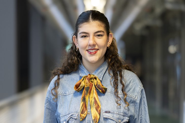 Communicatiewetenschappen student Paula lacht in de camera