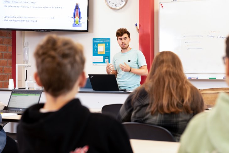 Student geeft een presentatie