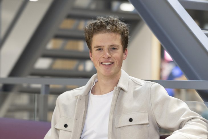 Biomedical Engineering student Luuk smiles into the camera.