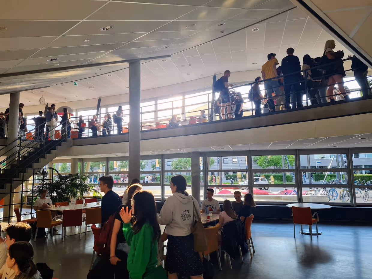 Discussions and drinks in Waaier Ring