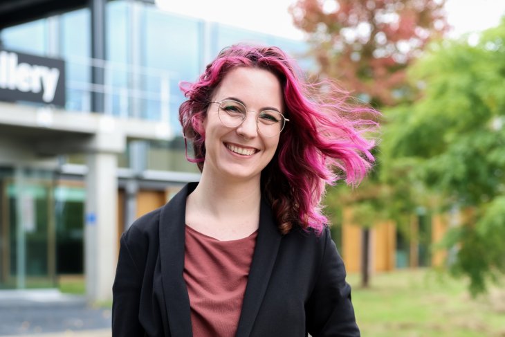 Student Cynthia lacht in de camera