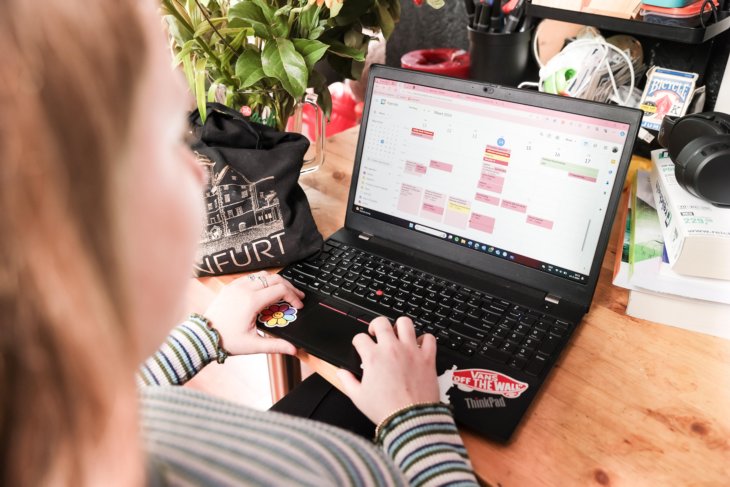 Een student van de Universiteit Twente kijkt in haar Google calendar om een planning te maken.