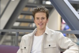 Biomedical Engineering student Luuk smiles into the camera.