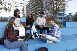Groep studenten op de trap met elkaar in gesprek