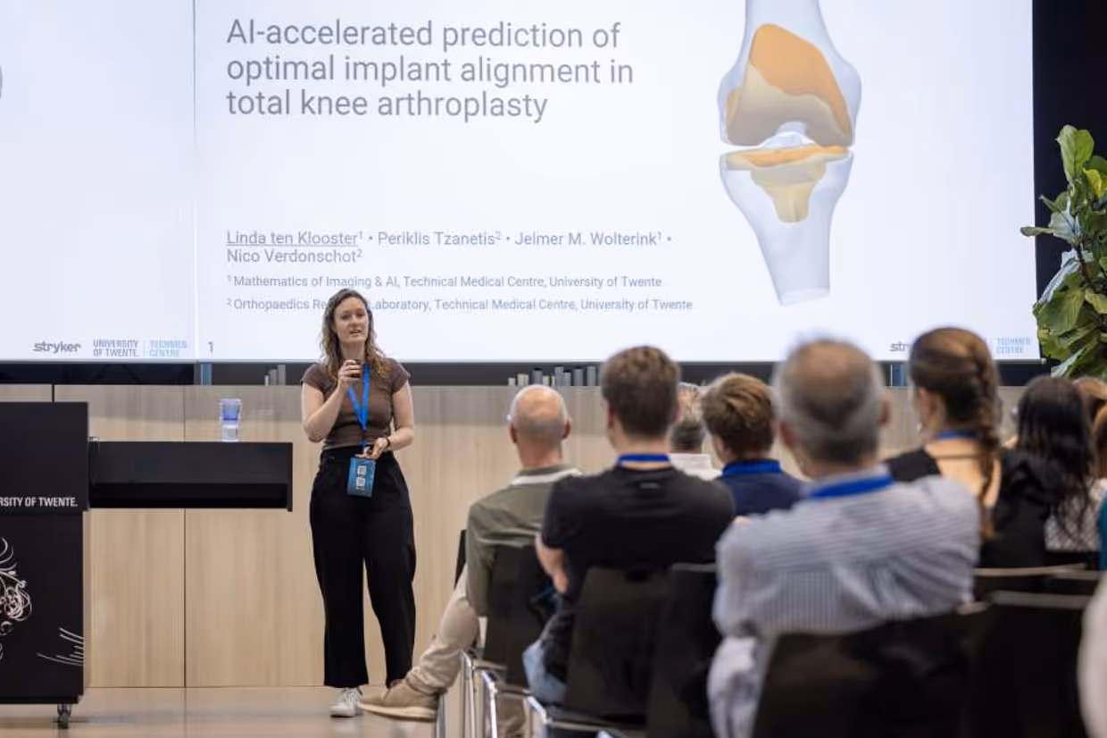 Linda ten Klooster presenting