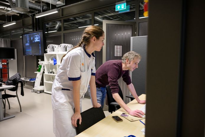 Mri-specialist Frank Simonis helpt Anique Bellos met de medische beeldvorming in het TechMed Centrum op de campus.