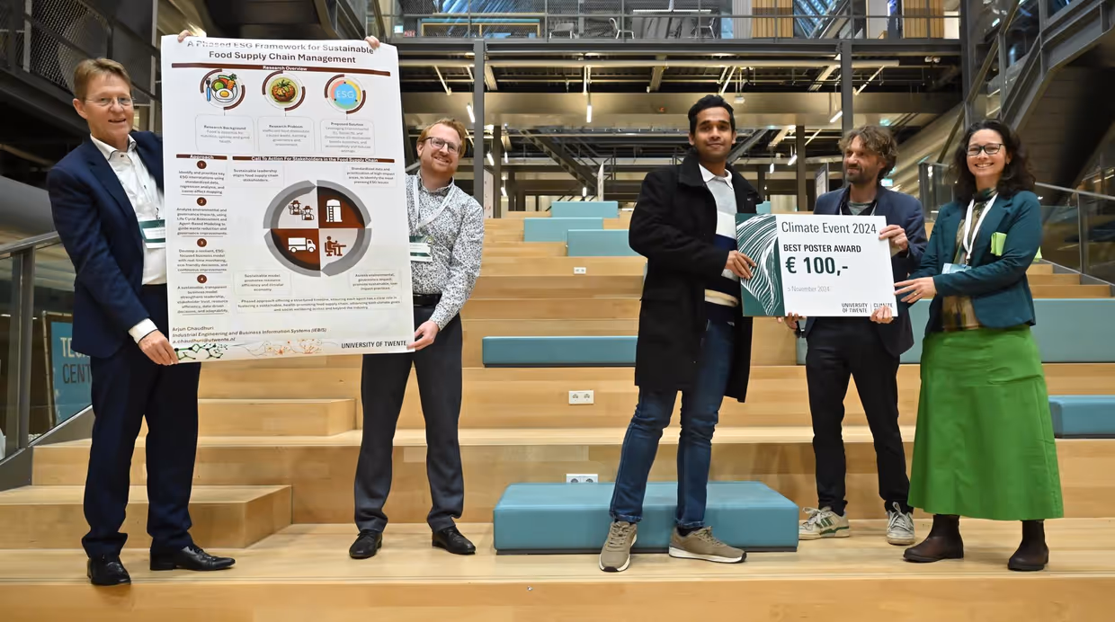 Michiel van Hout and Cheryl de Boer hand Arjun Chaudhuri the Climate Event 2024 Best Poster Award