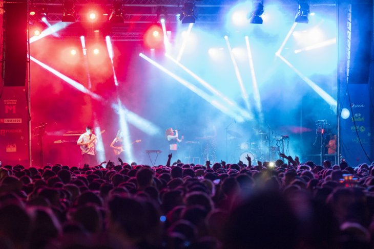 Een band speelt tijdens een Kick-In feest.
