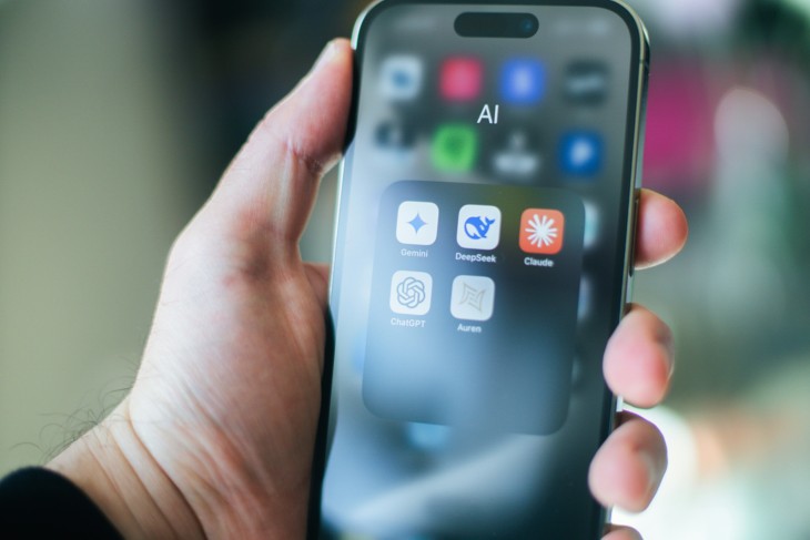 Smartphone met AI-assistenten apps ChatGPT, Gemini, Claude en DeepSeek in gebruik door gebruiker