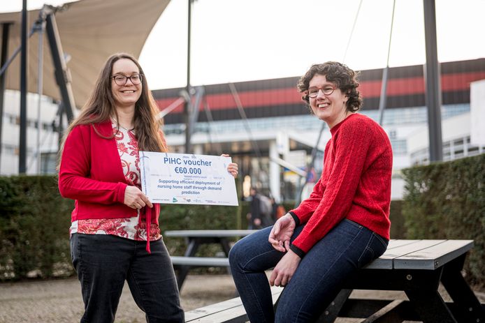 Assistent-professoren Anne Zander (links) en Aleida Braaksma krijgen 60 mille voor de studie. Dat is een bescheiden bedrag in vergelijking met de miljoenen die ziekenhuizen terugverdienen als het datamodel werkt.