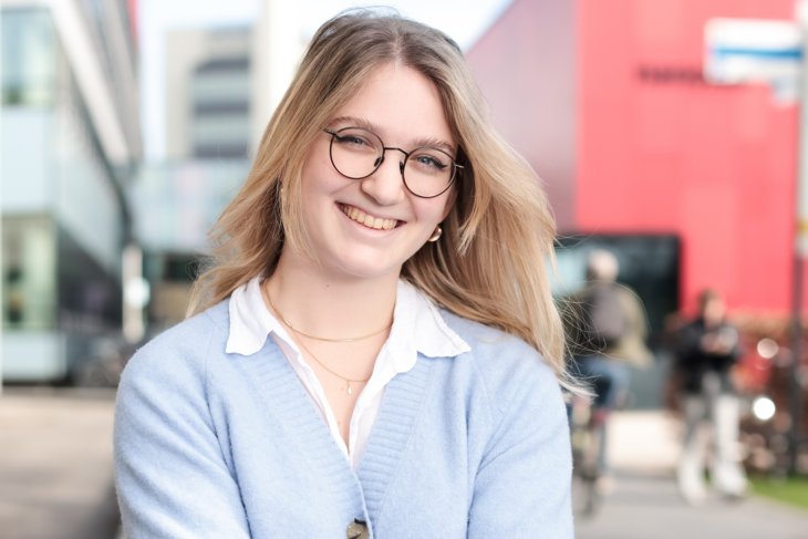 Studente Maelle op de campus van de Universiteit Twente