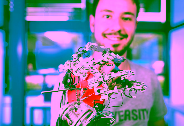 Ein Student mit ein Roboter Hand.