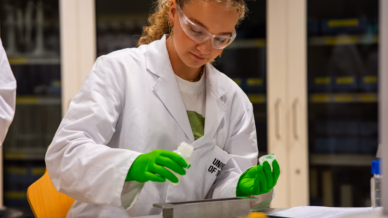 Leerling bezig met practicum