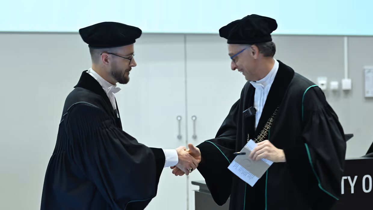 prof.dr.ir. B.R.H.M. Haverkort congratulates Prof.dr. W.M. Koolen after his in augural speech