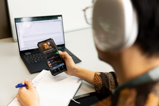 Student of the University of Twente listening to spotify whilst studying