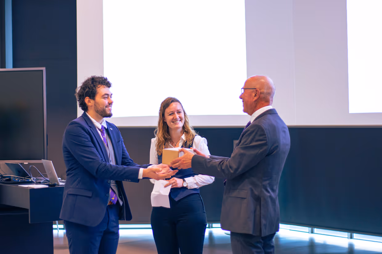 Former chairmen Twan van der Ham (Daedalus) and Linda ten Klooster offer a joint present