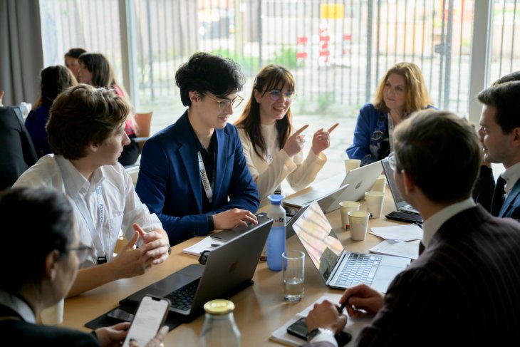 Richard en zijn team onderhandelen tijdens de Negotiation Challenge 2024.